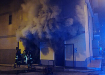 In fiamme un auto a Cirò Marina e un negozio di scarpe a Isola Capo Rizzuto