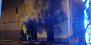 In fiamme un auto a Cirò Marina e un negozio di scarpe a Isola Capo Rizzuto