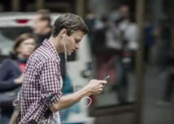 Multe a chi attraversa la strada guardando il telefono o ha entrambe le orecchie coperte da cuffie