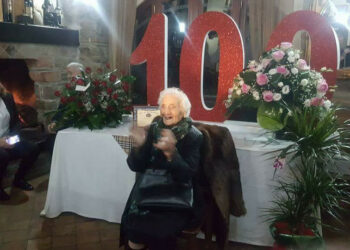 Nonna Lucia di Cirò Marina compie 100 anni, grande festa con i Parenti e gli auguri di Poste Italiane