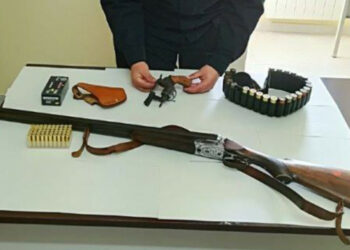 Perquisizioni dei Carabinieri e unità cinofila della Finanza a Scandale, due arresti per armi e droga