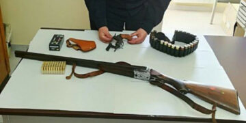 Perquisizioni dei Carabinieri e unità cinofila della Finanza a Scandale, due arresti per armi e droga