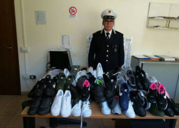 False scarpe da ginnastica sequestrate dai Vigili Urbani al mercato di Crotone