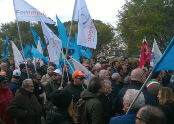 7 pullman con oltre 400 persone partiti per la Manifestazione a Lamezia a difesa dell’Aereoporto di Crotone