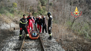 Si lancia dal finestrino del treno, salvato dei Vigili del Fuoco e dal 118 (3)