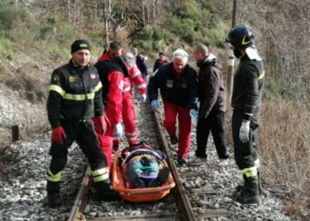 Si lancia dal finestrino del treno in corsa, salvato dai Vigili del Fuoco e dal 118