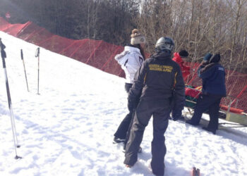 Camigliatello: Multato sciatore imprudente, sequestrate 5 motoslitte e 800 articoli sportivi sequestrati