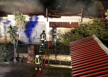 Crotone: In fiamme nella notte un capannone adibito a deposito di mobili in località Passovecchio