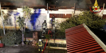 Crotone: In fiamme nella notte un capannone adibito a deposito di mobili in località Passovecchio