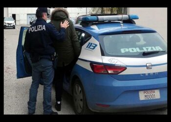 Crotone: Ragazze scippate del cellulare da due extracomunitari, arrestati dalla Polizia