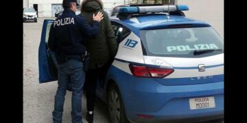 Crotone: Ragazze scippate del cellulare da due extracomunitari, arrestati dalla Polizia