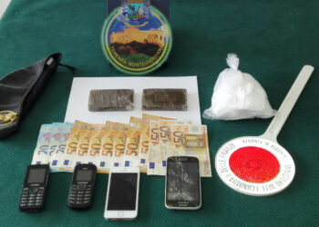 Forzano un posto di blocco e fuggono: inseguimento da far west, arrestati due corrieri della droga