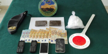 Forzano un posto di blocco e fuggono: inseguimento da far west, arrestati due corrieri della droga