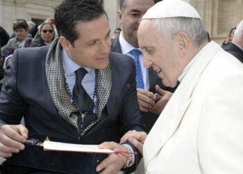 Grande emozione il 22 marzo, l’Acqua dalla fonte più antica del piccolo borgo di Umbriatico consegnata a Papa Francesco