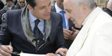 Grande emozione il 22 marzo, l’Acqua dalla fonte più antica del piccolo borgo di Umbriatico consegnata a Papa Francesco