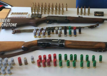I Carabinieri di Cirò Marina scoprono armi e munizioni in un un casolare a Crucoli, due denunce