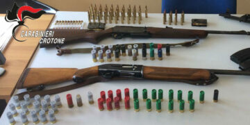 I Carabinieri di Cirò Marina scoprono armi e munizioni in un un casolare a Crucoli, due denunce