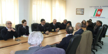 Il Contrammiraglio Russo, Direttore Marittimo della Calabria in visita alla Capitaneria di Porto di Crotone