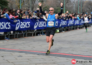 Il crotonese Antonio Carvelli insieme ai settemila partecipanti alla “Stramilano Agonistica Half Marathon”