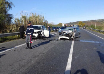 Incidente mortale sulla SS106: scontro frontale, muore 69enne
