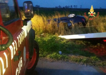 Incidente stradale sulla SS106: Auto va fuori strada e si ribalta, un ferito