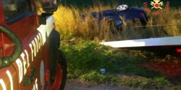 Incidente stradale sulla SS106: Auto va fuori strada e si ribalta, un ferito