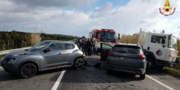 Incidente stradale sulla SS106: tre i mezzi coinvolti, un ferito