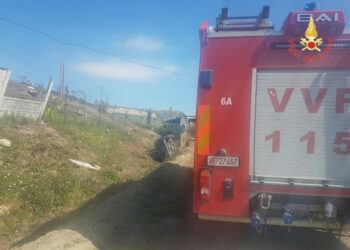 Incidente sulla SS106 esce fuori strada e si ribalta, ferito il conducente