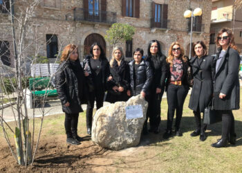 Piantato “un albero per la vita” per ricordare Antonella Lettieri di Cirò Marina scomparsa l’8 marzo 2017