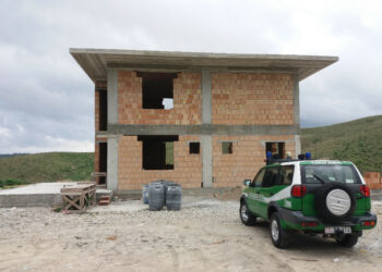 Sequestrato fabbricato abusivo in corso di costruzione a Crotone