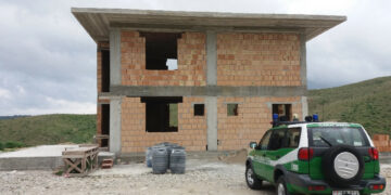 Sequestrato fabbricato abusivo in corso di costruzione a Crotone