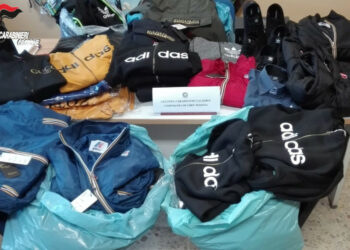Vendeva abbigliamento contraffatto, denunciato commerciante di Cirò Marina