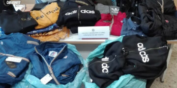 Vendeva abbigliamento contraffatto, denunciato commerciante di Cirò Marina