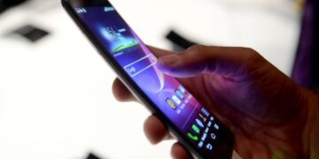 Cala (a sorpresa) il tempo passato dai giovani sullo smartphone