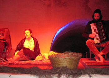 “All’onda del mare” tante emozioni al castello di S. Severina, nella rappresentazione di Assunta Scorpiniti