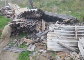 Cittadini segnalano un grave problema ambientale in via Fiume Esaro a Crotone: vasche vuote senza recinzione e numerose lastre di amianto