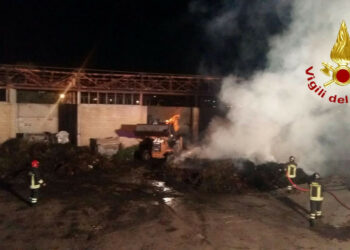 In fiamme l’isola ecologica del Comune di Isola Capo Rizzuto