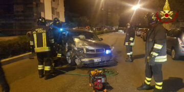 Incidente stradale nella notte a Crotone: Audi di grossa cilindrata colpisce tre auto in sosta, un ferito
