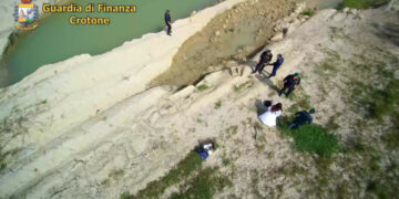 La Guardia di Finanza scopre un sito di grande importanza archeologica nel Fiume Neto