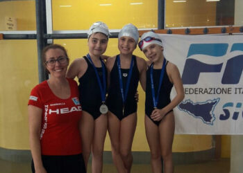 Le tre piccolissime atlete della squadra di nuoto sincronizzato dei NuotatoriKrotonesi sul Podio a Catania
