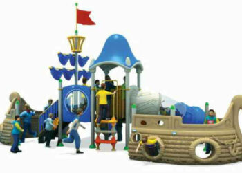 La “Barca del Sorriso” per i bimbi del Cara di Isola Capo Rizzuto