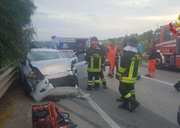 Scontro frontale sulla SS106 a Isola Capo Rizzuto, un morto e due feriti