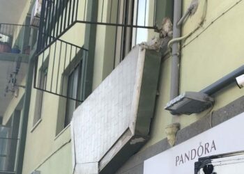 Crolla un balcone di una palazzina a Catanzaro Lido: cinque feriti