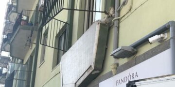 Crolla un balcone di una palazzina a Catanzaro Lido: cinque feriti