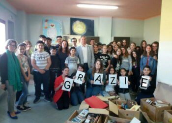 Crotone: Il gruppo teatrale di Pagliarelle dona più di 200 libri alla Scuola media di Margherita