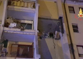 Esplosione in un appartamento a Crotone: 2 morti e 4 feriti tra i quali tre bimbe, una è in gravi condizioni