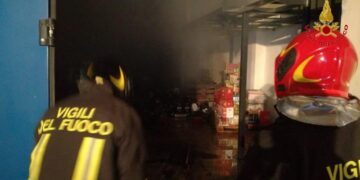 Forte esplosione nella notte a Crotone un locale di circa 300 mq adibito alla vendita di bevande