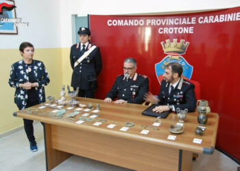 I Carabinieri ritrovano reperti archeologici occultati in una stalla a Cirò Marina. Ecco i dettagli
