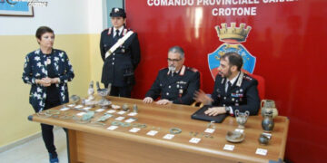 I Carabinieri ritrovano reperti archeologici occultati in una stalla a Cirò Marina. Ecco i dettagli