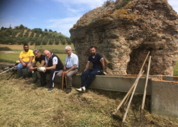 I volontari della Pro Loco di Strongoli ripuliscono da sterpaglie la Tomba del Console Romano Marcello
